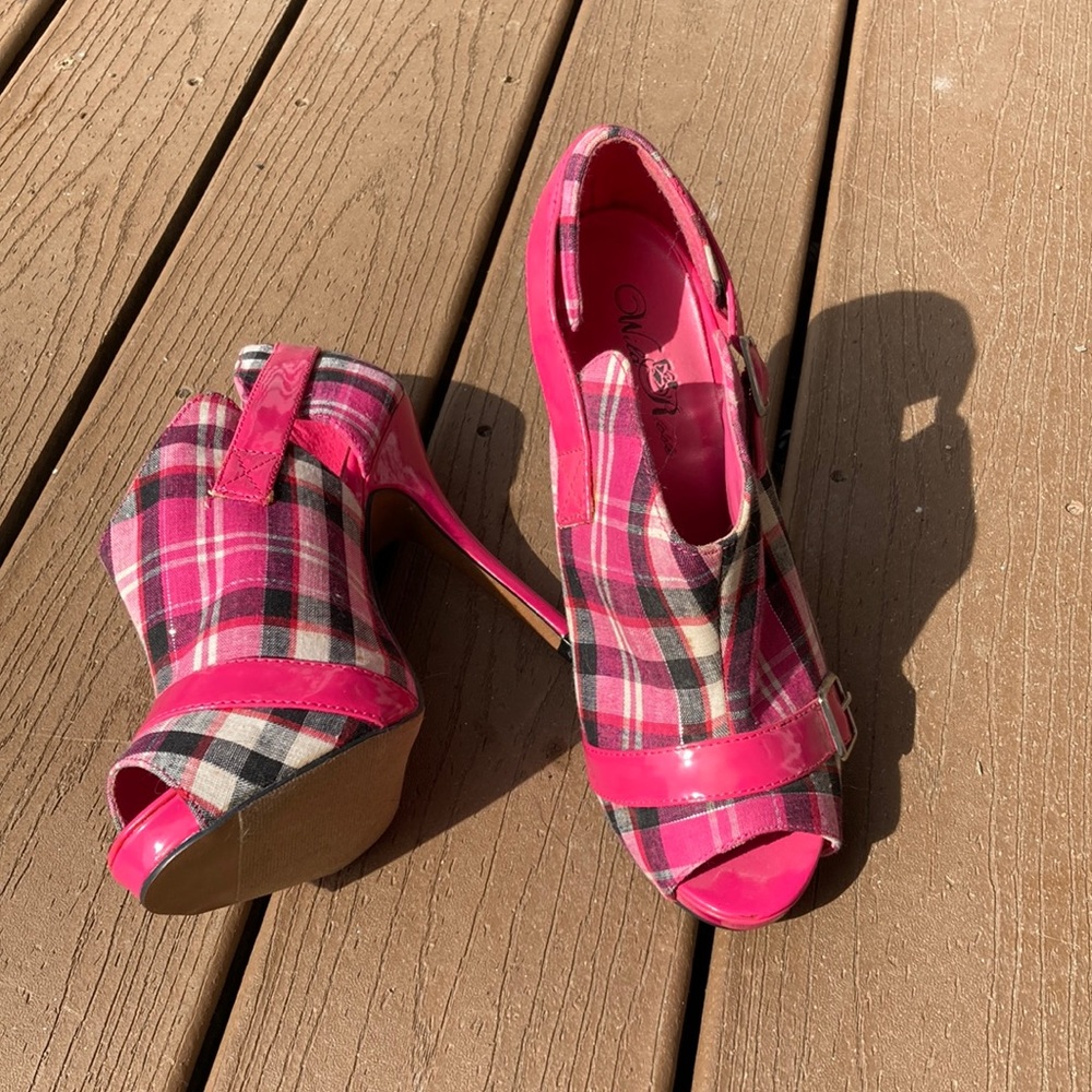 Wild Fox pink plaid and patent pumps 5” heels with platform and buckles size 8